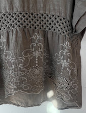 Load image into Gallery viewer, Gaby Linen Blouse
