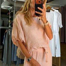 Load image into Gallery viewer, Aurora Boutique Miami Delmar linen blouse in soft pink with puff sleeves and a relaxed fit, worn by a model.

