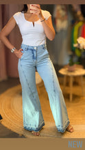 Load image into Gallery viewer, Eloisa Flared Light Wash Jeans
